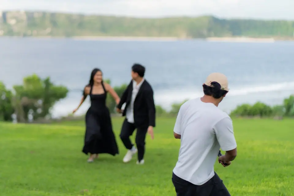 Stel Star filmmaker directing a couple during an outdoor session