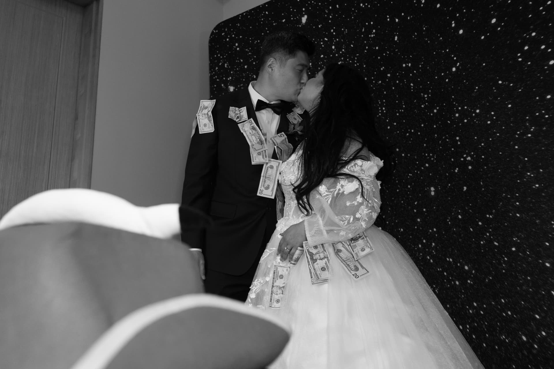 Black and white photobooth kiss against a starry backdrop